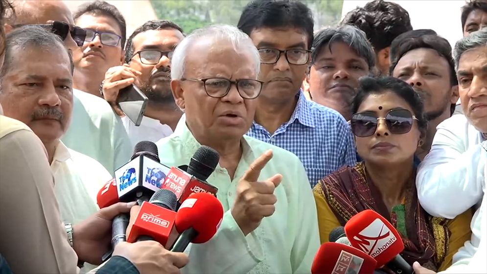 সরকার সংকটেও জনগণের প্রতি দায়বদ্ধতা নিয়ে কাজ করছে: রিজভী