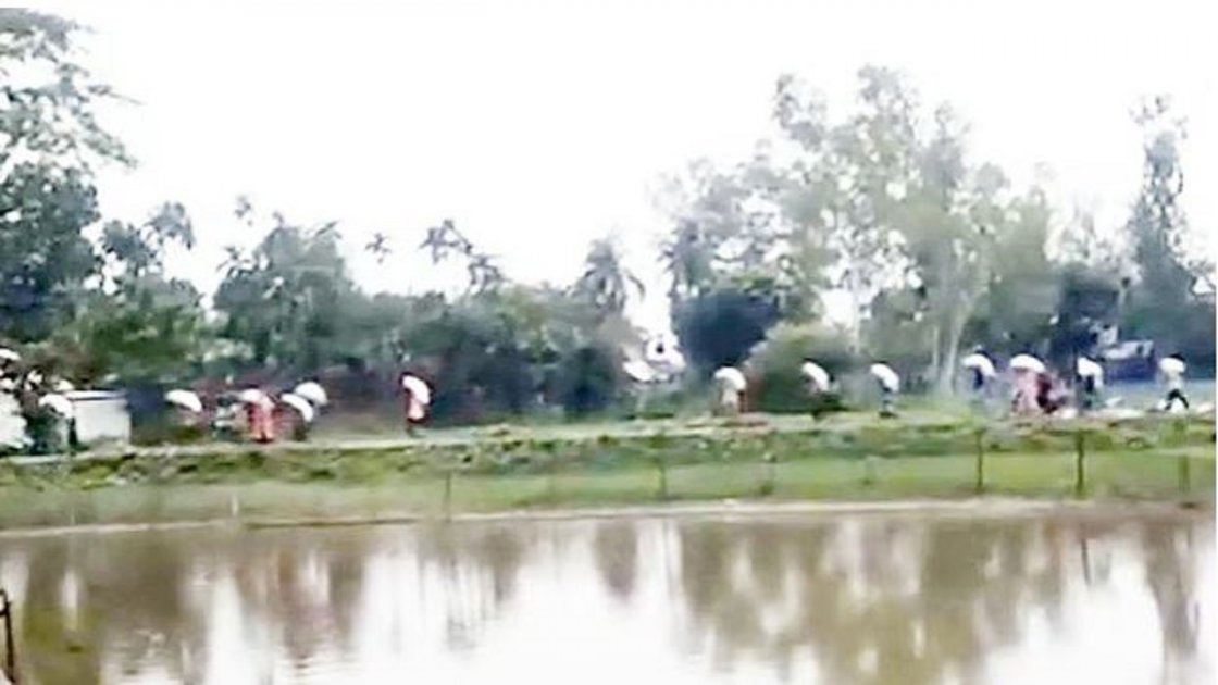 কৃষকদের বিক্ষোভ: গুদাম থেকে ১৯৭ বস্তা সার লুট