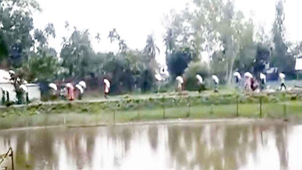 কুড়িগ্রামে কৃষকদের বিক্ষোভ, গুদাম ভেঙে ১০ হাজার কেজি সার লুট