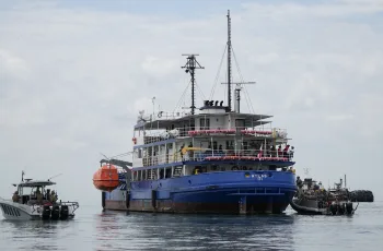 যুক্তরাষ্ট্রের সামরিক বাহিনী মাদকের সন্দেহভাজন নৌকায় হামলা চালিয়ে দুইজনকে হত্যা করেছে