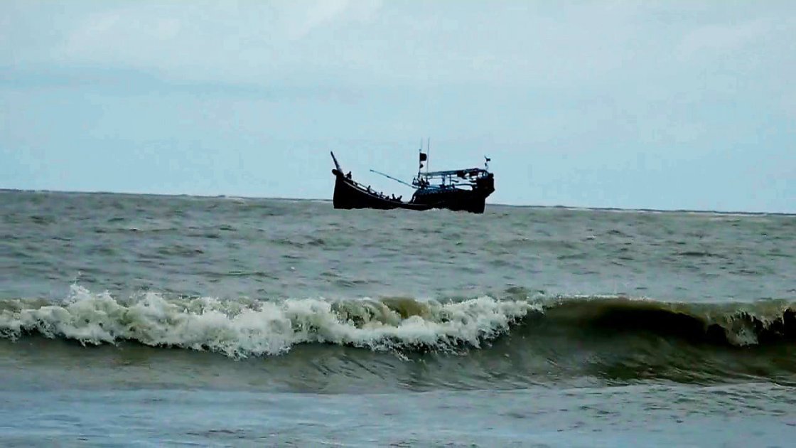 বরগুনার ট্রলারডুবিতে নিখোঁজ ১৪ জেলে, উদ্ধার অভিযান শুরু