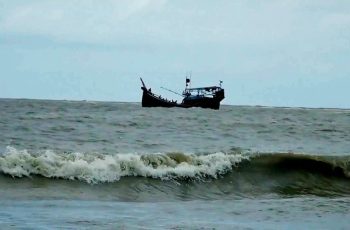 বরগুনার ট্রলারডুবিতে নিখোঁজ ১৪ জেলে, উদ্ধার অভিযান শুরু