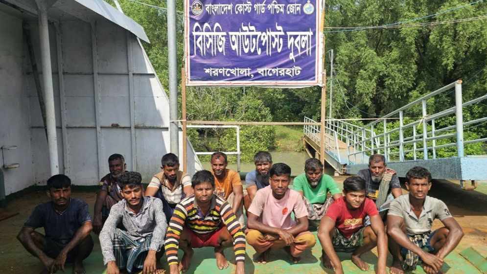 কোস্টগার্ডের উদ্ধার অভিযানে ১২ জেলে নিরাপদে ফিরে এসেছে