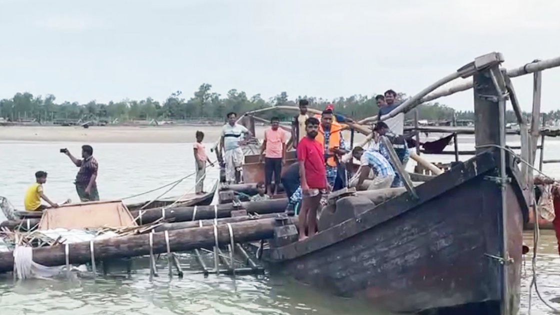 কক্সবাজারে ট্রলারডুবি, নিখোঁজ ১৬ বছরের কিশোর