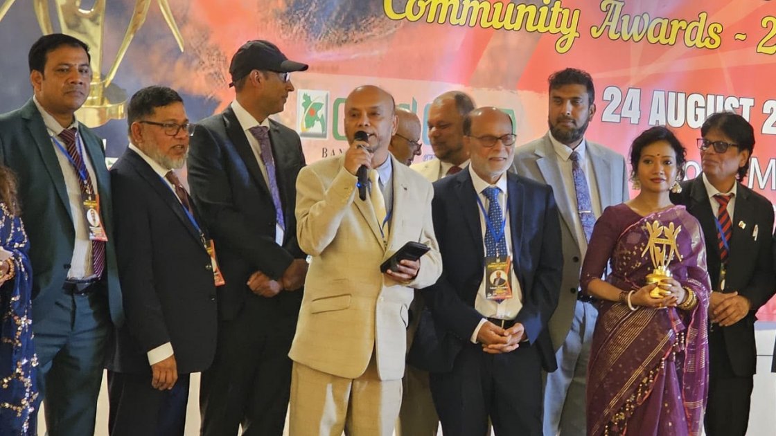 বার্লিনে বাংলা কাগজ বেস্ট পারফরম্যান্স অ্যাওয়ার্ড ২০২৬ প্রদান