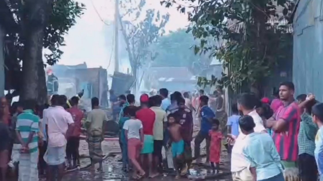 গাজীপুরে ঝুটের গুদামে অগ্নিকাণ্ড, ফায়ার সার্ভিসের ৫ ইউনিট কাজ করছে