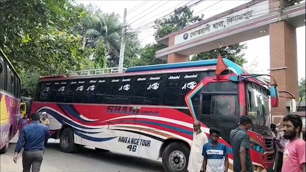 দিনাজপুরে শ্রমিক নেতার আটক নিয়ে বিক্ষোভ, বাস চলাচল বন্ধ