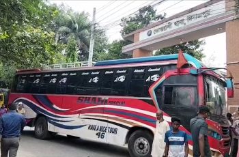 দিনাজপুরে শ্রমিক নেতার আটক নিয়ে বিক্ষোভ, বাস চলাচল বন্ধ