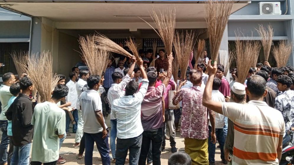 পটুয়াখালীতে যুবদলের পদবঞ্চিতদের ঝাড়ু মিছিল
