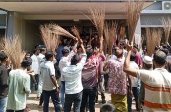 পটুয়াখালীতে যুবদলের পদবঞ্চিতদের ঝাড়ু মিছিল