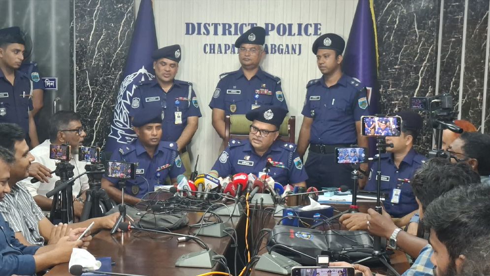 চাঁপাইনবাবগঞ্জে অটোরিকশা ছিনতাইয়ে চালক হত্যা, তিন গ্রেফতার