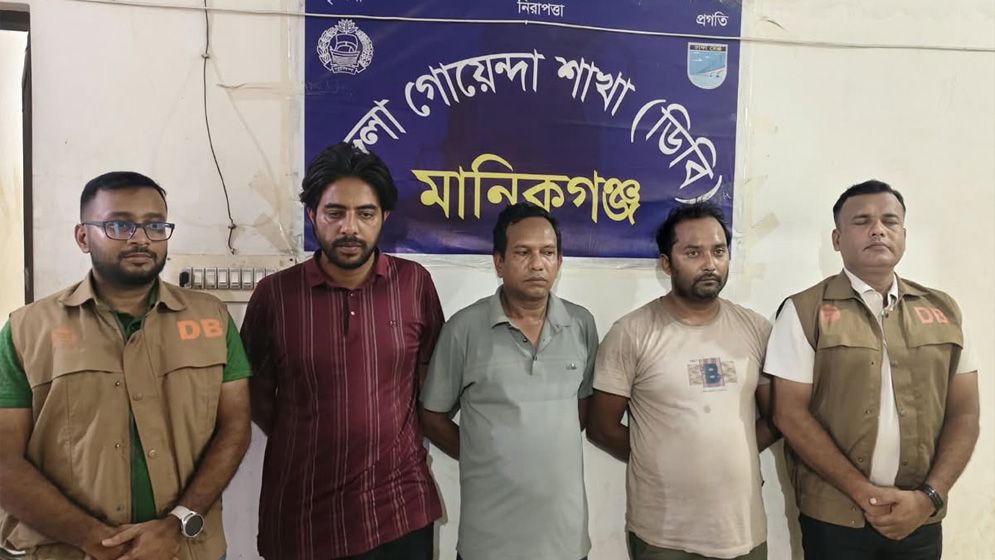 মানিকগঞ্জে সরকারি অ্যাম্বুলেন্সে ১৫০০ পিস ইয়াবা উদ্ধার, ৩ গ্রেফতার