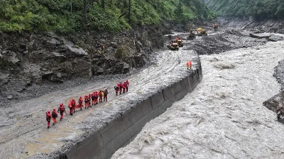 তিব্বতে বাঁধ ভেঙে নতুন বন্যার শঙ্কা, উদ্ধার অভিযান স্থগিত