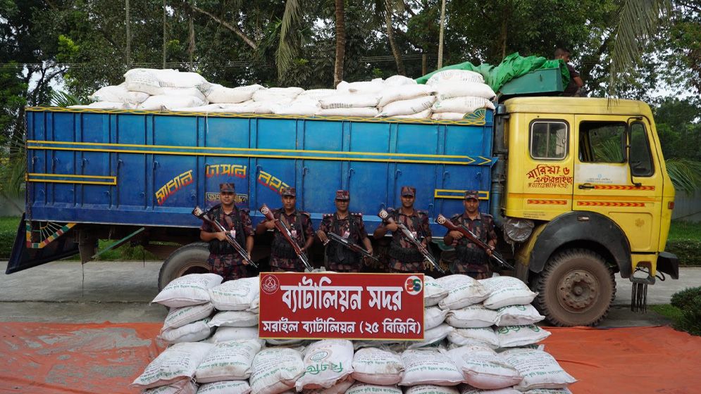 ব্রাহ্মণবাড়িয়ায় ২৪ টন অবৈধ সারসহ ট্রাক আটক করেছে বিজিবি