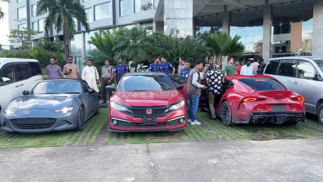 কক্সবাজারে শুল্ক ফাঁকি ও জাল কাগজপত্রে ৩ বিলাসবহুল গাড়ি জব্দ