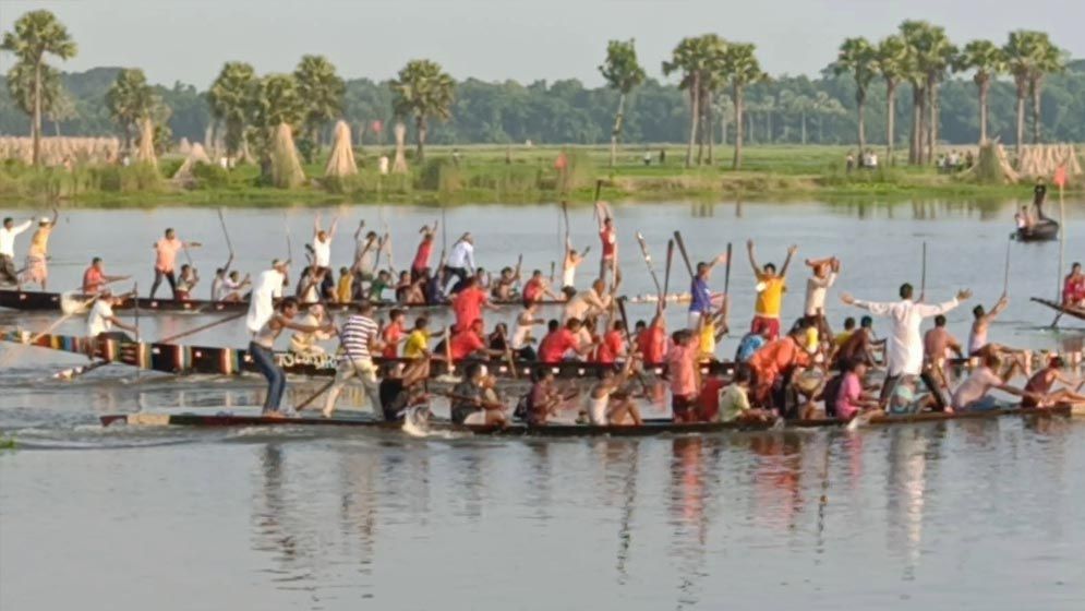 ফরিদপুরে ঐতিহ্যবাহী নৌকা বাইচে দর্শনার্থীদের ভিড়