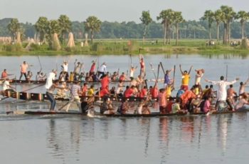 ফরিদপুরে ঐতিহ্যবাহী নৌকা বাইচে দর্শনার্থীদের ভিড়