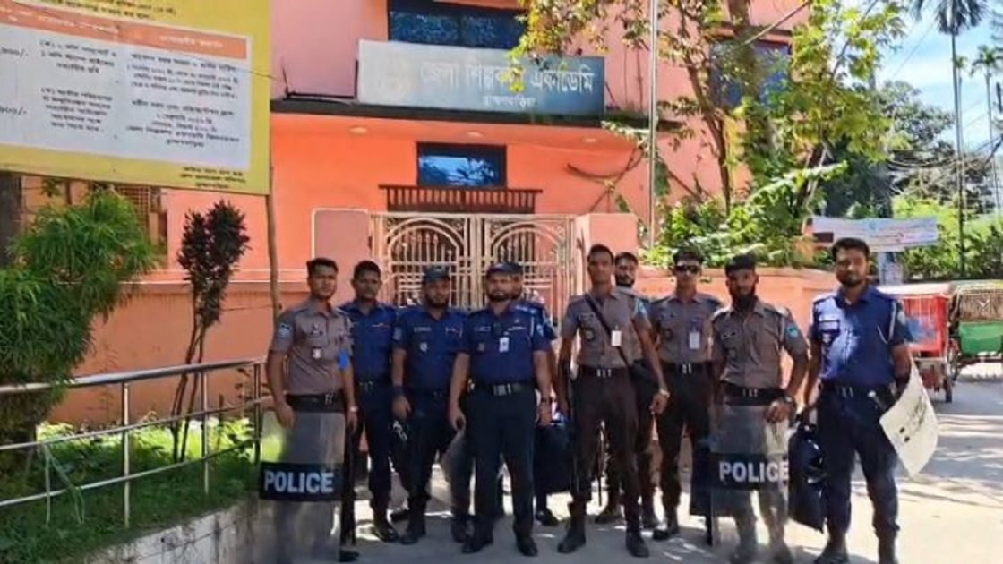 ব্রাহ্মণবাড়িয়ায় এনসিপির কর্মসূচিতে পুলিশ মোতায়েন, শিল্পকলায় তালা ঝুলছে