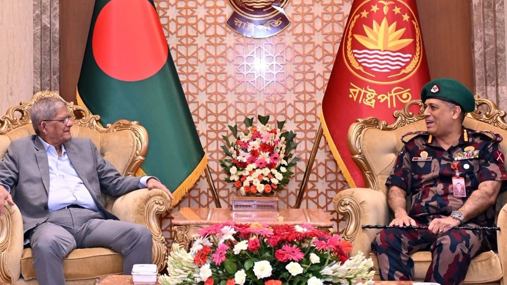 রাষ্ট্রপতির বিজিবিকে চোরাচালান ও সীমান্ত হত্যার বিরুদ্ধে কার্যকর ব্যবস্থা নিতে আহ্বান