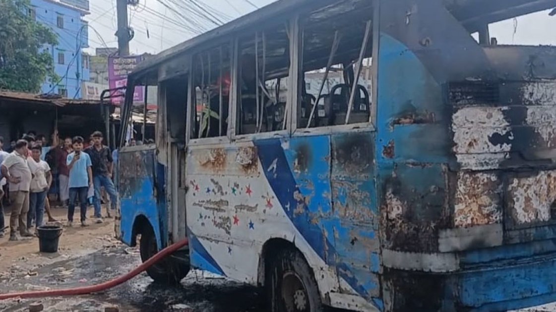 গাজীপুরে বাসচাপায় নারী শ্রমিক নিহত, প্রতিবাদে বাসে অগ্নিসংযোগ