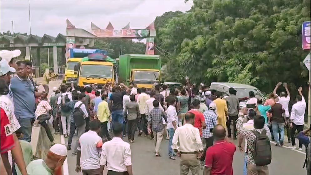 আশুগঞ্জ সার কারখানা চালুর দাবিতে ঢাকা-সিলেট মহাসড়ক অবরোধ