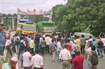 আশুগঞ্জ সার কারখানা চালুর দাবিতে ঢাকা-সিলেট মহাসড়ক অবরোধ