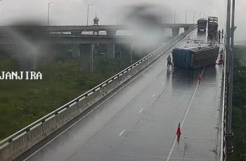 মাওয়ায় পদ্মা সেতুর কাছে বাস উল্টে আহত ৮ জন