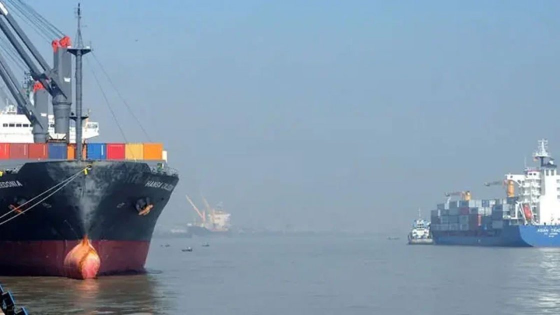 চট্টগ্রাম বন্দরে লাইটার জাহাজ সংকট, পণ্যবাহী জাহাজের অপেক্ষা বাড়ছে
