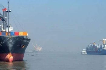 চট্টগ্রাম বন্দরে লাইটার জাহাজ সংকট, পণ্যবাহী জাহাজের অপেক্ষা বাড়ছে