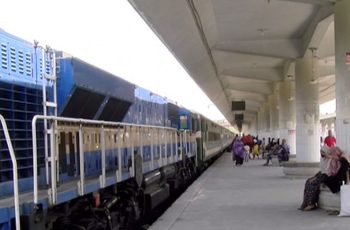 রাজশাহীতে রেললাইন ভেঙে ট্রেন চলাচল ২ ঘণ্টা বন্ধ