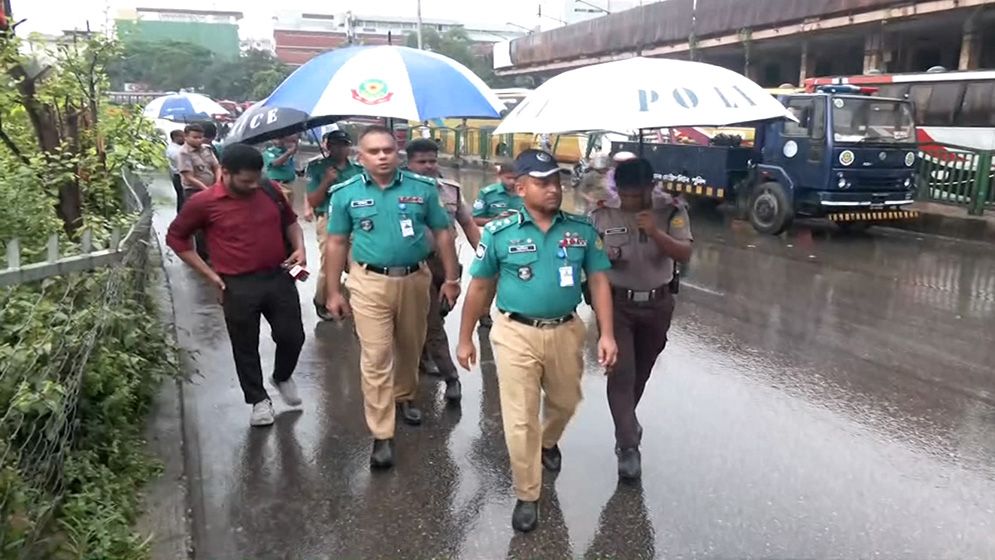 মহাখালীতে 'অলস পড়ে থাকা' বাস পূর্বাচলে স্থানান্তর শুরু