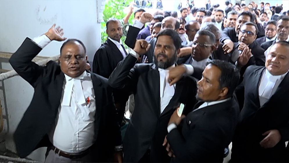 সুপ্রিম কোর্টে বিএনপিপন্থী আইনজীবীদের মধ্যে হাতাহাতি