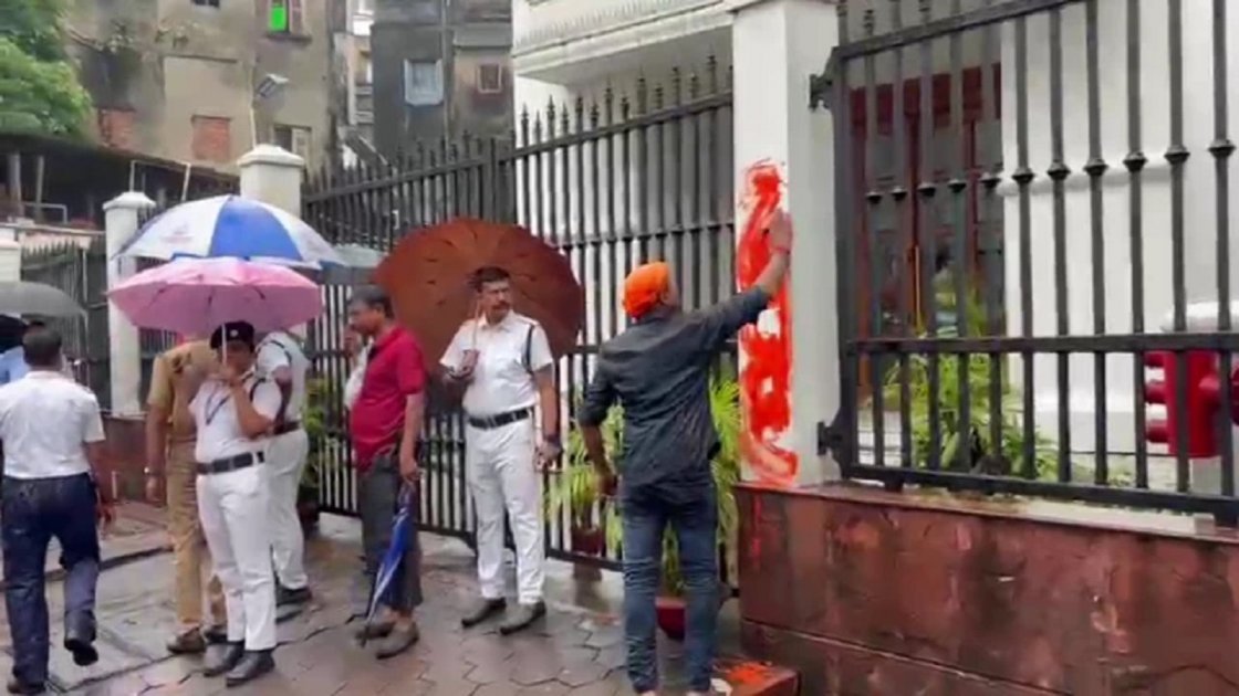 কলকাতায় আনন্দবাজার পত্রিকার কার্যালয়ে গেরুয়া রং লেপন