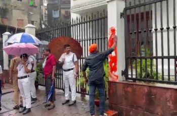 কলকাতায় আনন্দবাজার পত্রিকার কার্যালয়ে গেরুয়া রং লেপন