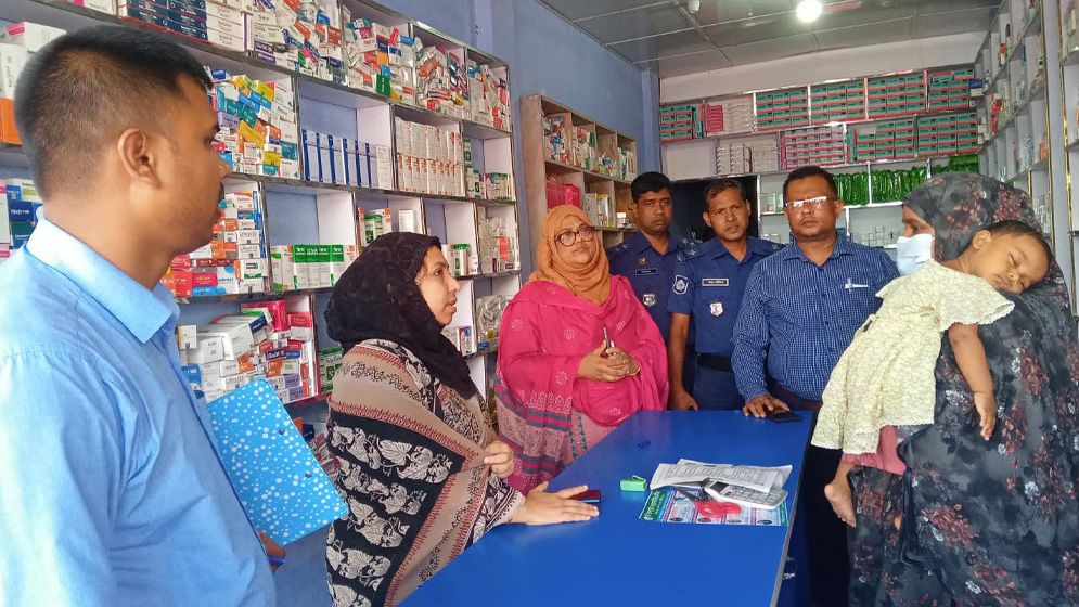 চিকিৎসক পরিচয়ে প্রেসক্রিপশন লেখায় জরিমানা, ফার্মেসি মালিকের বিরুদ্ধে ব্যবস্থা