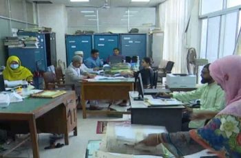 নতুন পে–স্কেল বাস্তবায়নে সরকারকে চ্যালেঞ্জের মুখোমুখি
