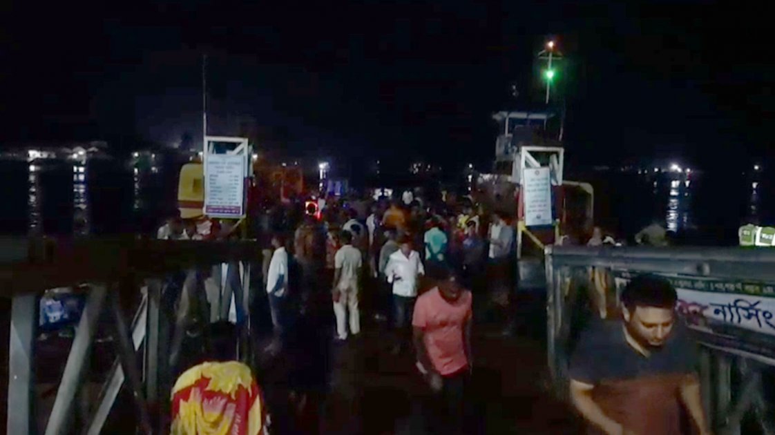 খুলনায় ট্রলার ও ফেরির সংঘর্ষ, ৪০ যাত্রীর প্রাণ রক্ষা