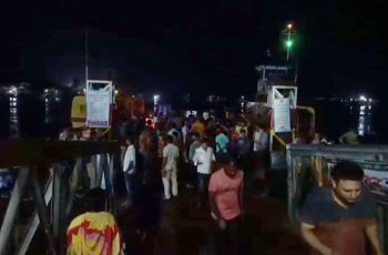 খুলনায় ট্রলার ও ফেরির সংঘর্ষ, ৪০ যাত্রীর প্রাণ রক্ষা