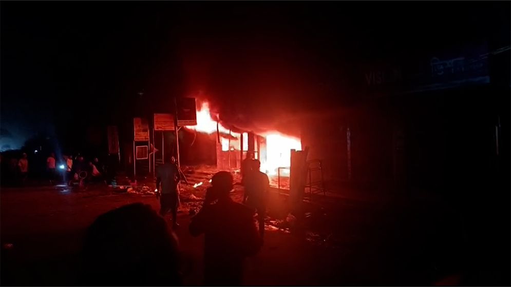 টেকনাফে ভয়াবহ অগ্নিকাণ্ডে ১০ ব্যবসা প্রতিষ্ঠান পুড়ে গেছে