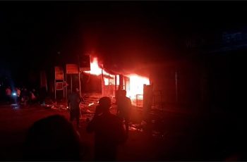 টেকনাফে ভয়াবহ অগ্নিকাণ্ডে ১০ ব্যবসা প্রতিষ্ঠান পুড়ে গেছে