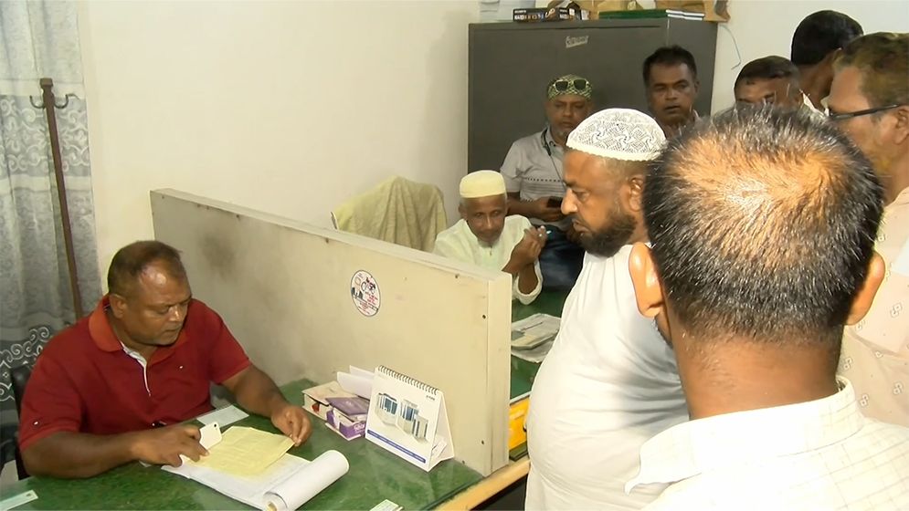 রংপুরে আলু চাষিদের প্রতিবাদ: হিমাগার ঘেরাও