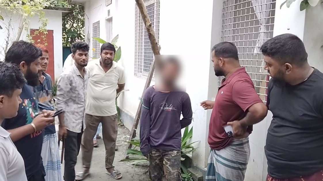 নোয়াখালীতে চুরি করতে এসে স্কুলছাত্রীকে কুপিয়ে জখম