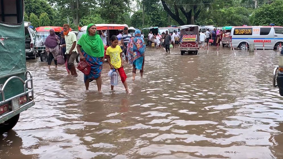 রাজশাহী মেডিকেল কলেজ হাসপাতালে জলাবদ্ধতা, রোগীরা ভোগান্তিতে