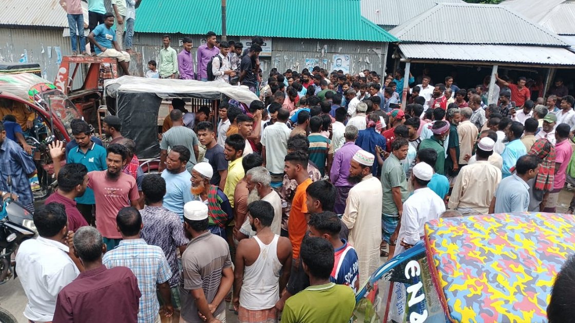 কুড়িগ্রামে কৃষকদের বিক্ষোভের পর প্রশাসনের সহায়তায় সার বিতরণ