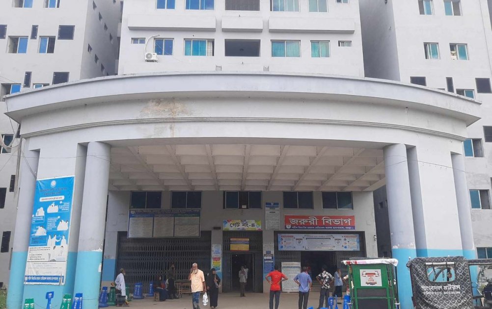 বগুড়া মেডিকেল কলেজে রোগীর মৃত্যুতে ইন্টার্ন চিকিৎসকদের কর্মবিরতি