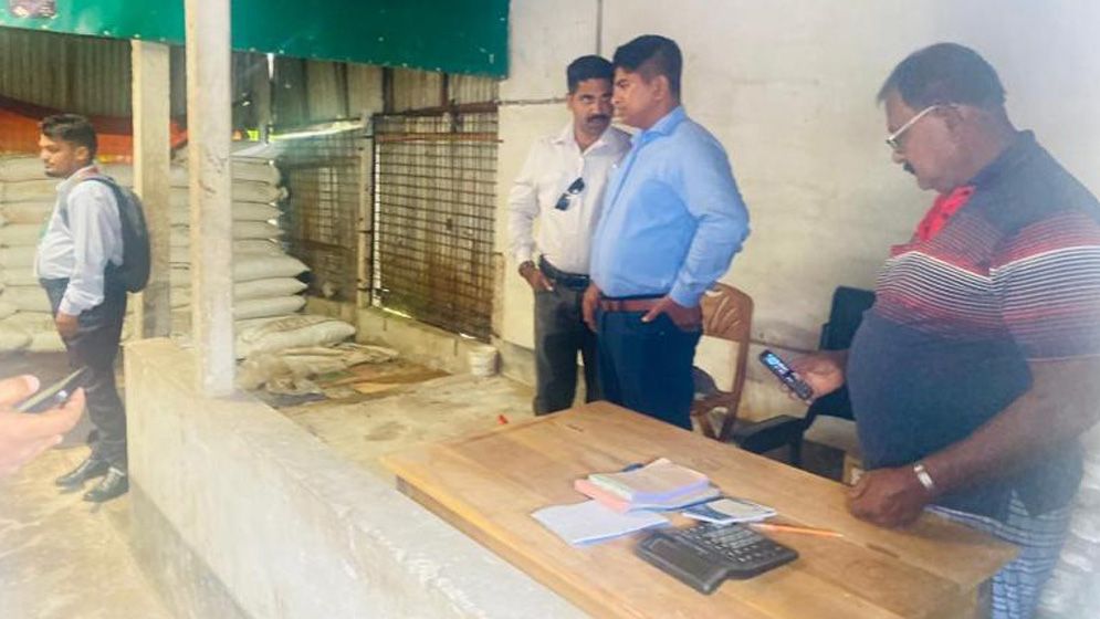 গাজীপুরে অবৈধ সার মজুদের দায়ে দুই ব্যবসায়ীর ২ লাখ টাকা জরিমানা