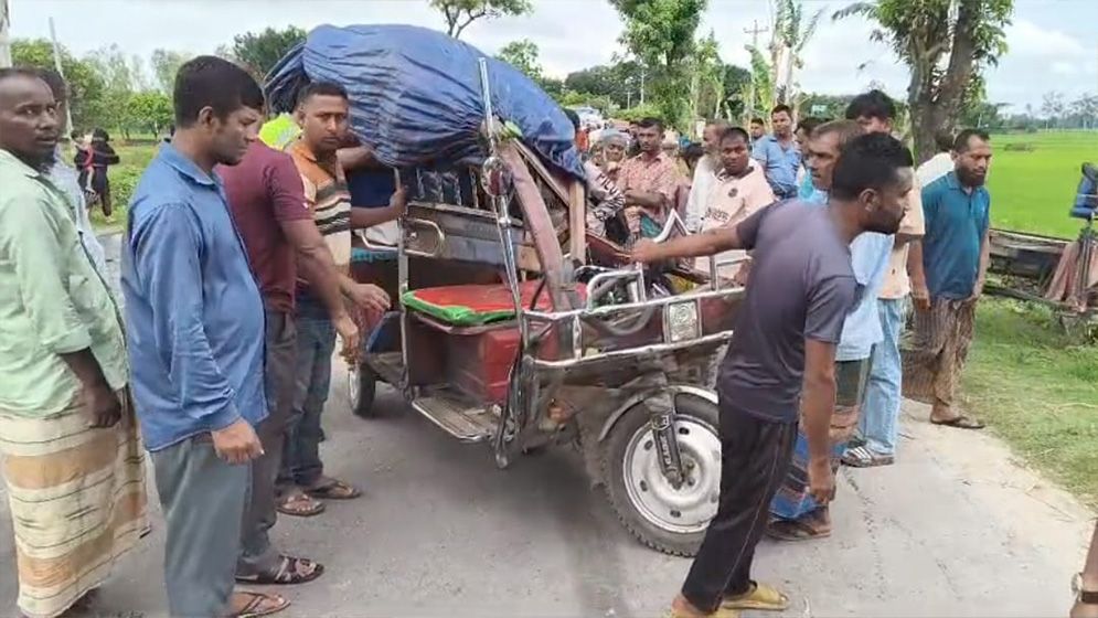 পঞ্চগড়ে ট্রাকের ধাক্কায় ইজিবাইক চালক নিহত, আহত ৩