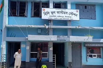 হিলি স্থলবন্দরে ভারতীয় ব্যবসায়ীদের ধর্মঘটে আমদানি-রফতানি বন্ধ