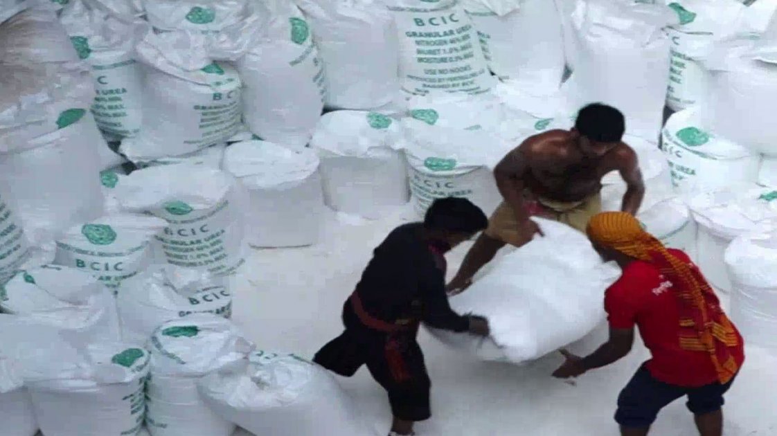 সারের সংকট: ডিলারদের কাছে নেই, খুচরা বাজারে চড়া দাম