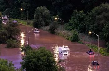 টরন্টোতে শক্তিশালী ঝড়, হাজার হাজার বাসিন্দা বিদ্যুৎহীন
